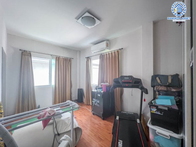 *****บ้านเดี่ยวมือสองย่านกรุงเทพฯ ม.คาซ่าวิลล์ วัชรพล-เพิ่มสิน เนื้อที่กว้าง 50.60 ตร.ว. ฟังก์ชัน 4 ห้องนอน 3 ห้องน้ำ ที่จอดรถ 2 คัน บ้านหลังใหญ่ สภาพดี บนทำเลแห่งการเดินทาง ใกล้รถไฟฟ้าสายสีเขียว "สถานีสะพานใหม่" และทางด่วน "ฉลองรัช" จองเลย!